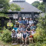 千国番所跡・千国の庄資料館前で。千国番所は松本藩にとってとても重要な施設であった。千国街道を通じて交易される物資への徴税や監視を行った。