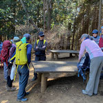 山頂での昼食後の光景