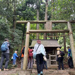 山神社：鳥居の扁額には「廿里山神」の文字が見える