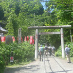 太平神社入口・旗の立つのは六角堂