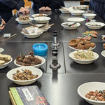 材料を机上に並べる