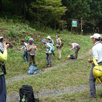 景信山小下沢登山口前で