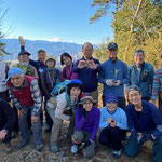 能岳山頂で富士山を背景に全員で。周囲にはコウヤボウキが多かった。