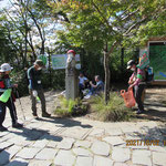 高尾山頂でゴミ拾い：おそうじ小僧の周りのゴミを拾う