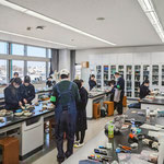 教室でのクラフト作成の光景：生徒達は熱心にクラフト作成に取り組む