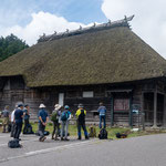 沓掛集落の牛方宿の前で：牛方宿では積み荷の死大生を降ろし、牛は一階に牛方は二階に寝泊まりした。幾つかあった宿もこの一件を残すのみである。