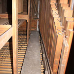 Blick auf die vielen Holzpfeifen im Innern der Orgel