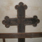 Eines der wenigen noch erhaltenen gusseisernen Grabkreuze