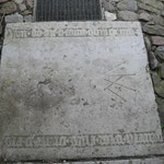 Mittelalterliche Grabplatte am Nordeingang, "anno mccclxxxx obiit" (1390)