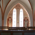 Wandmalerei aus der ersten Hälfte des 14. Jhs., Apostel Andreas und Johannes, sowie Architekturmalerei
