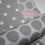 .. auf diesem Bild ist der COATED Super dots neben dem Star big grey zu sehen. Die Rolle obendrauf = PVC beschichtete Baumwolle Super dots (= glänzend) !!!! 