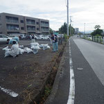 路上のゴミは少ないものの、側溝への堆積物や雑草が蔓延っており通行の妨げにも・・・。社員駐車場横の市道については除草に切り替え！