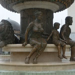 Fontaine des Mères de Macédoine avec la représentation d'Olympias femme de Philippe II de Macédoine et mère d'Alexandre Le Grand