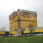 Construit pour les JO et inauguré en 1983 "Castle Hotel" est situé sur l'allée des snipers, en 1992 il a abrité les journalistes qui couvrait la guerre pendant le siège de Sarajevo. 