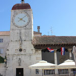 La tour de l''horloge et les colonnes du tribunal