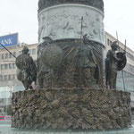 le socle de la statue