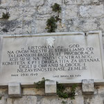 Plaque commémorative en faveur de 12 vétérans exécutés par des fascistes italiens le 14 octobre 1941