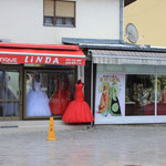 L'une des nombreuses boutiques avec des mannequins habillés comme des poupées Barbie, robes longues strass et paillettes garantis...