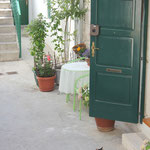 Une autre entrée de maison avec le chat en pleine activité