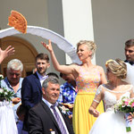 La tradition dans le mariage roumain, la marraine casse le pain au dessu de la tête de la mariée en jette aux quatre points cardinaux puis en donne aux invités, si on mange de ce pain c'est signe de bonheur 