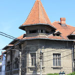 De belles maisons anciennes qui contrastent avec les bâtisses héritées du communisme.
