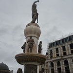 Statue du guerrier représente Philippe II de Macédoine le poing levé hauteur totale 28 m 