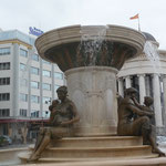 Fontaine des Mères de Macédoine avec la représentation d'Olympias femme de Philippe II de Macédoine et mère d'Alexandre Le Grand