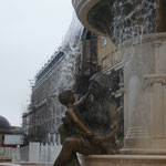 Fontaine des Mères de Macédoine avec la représentation d'Olympias femme de Philippe II de Macédoine et mère d'Alexandre Le Grand