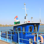 La barge et le bateau remorque