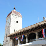 La tour de l''horloge et les colonnes du tribunal