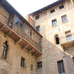 La Casa di Giulietta , maison de la famille dal Capello construite au 12 ème siècle, la consonance de ce nom avec Capuleti fit croire au XIXème siècle que cette maison était celle de la Juliette de Shakespeare