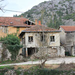 En faisant une vue plus large une multitude de maisons détruites et abandonnées