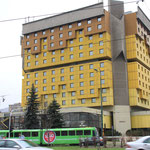 Construit pour les JO et inauguré en 1983 "Castle Hotel" est situé sur l'allée des snipers, en 1992 il a abrité les journalistes qui couvrait la guerre pendant le siège de Sarajevo. 