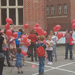 Kinder lassen VAMV  Luftballons  in den Himmel steigen