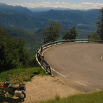 Abwärts auf dem Mendelpass Richtung Bozen (war so in einer Sonntagsstimmung unterwegs, gemütlich und bei dieser Rast  vergnügte ich mich den Einheimischen bei Ihrem Training zuzusehen)