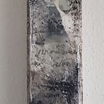 Kollage, Wachs, Pigmente in Öl, Tusche, auf Holzbalken 107x10x10 cm, Juni 2022