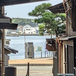 路地裏から見た三崎港