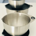 Im inneren der Schüssel siehst du die Maßeinheiten in Liter oder Cups
