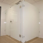GSK-Glassysteme, Glassysteme, Glasanlagen, Glaskonstruktionen, Glas, WC - Trennwände, WC Kabinen, Duschen, Glasduschen, Scham – Trennwand, Urinal – Trennwand, Ganzglasanlagen, Umkleidekabinen, Umkleideschränke, Wertschließfächer, Glastüren, GSK Worm GmbH