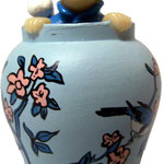 Figura de Tintín y Milú en una vasija de El Loto Azul. Original Licencia de Moulinsart en plástico de 7cm aproximadamente.