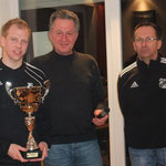 Kapitän Tim Schott nimmt den Pokal für den FSV- Schröck entgegen