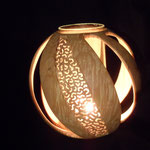 Teelichthalter, durchbrochene kugel aus gestocktem Apfel mit Glaszylinder (D=12 cm)