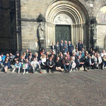 Komparsenteam auf der Domtreppe in Bremen