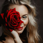 Portrait mit roter Rose