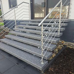 offene treppe mit Steinteppich