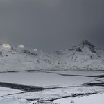 Schwarz-Weißstimmung am Fjord in Tasiilaq, Ostgrönland