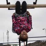 Das Leben ist schön! Inuitmädchen auf dem Spielplatz in Tasiilaq