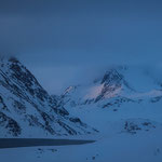 Blaue Stunde beim Ammassalik Fjord bei Tasiilaq, Ostgrönland