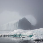 Eisberge unter blauem Himmel sind gigantisch, Eisberge im Nebel sind nicht von dieser Welt (Ammassalikfjord, Ostgrönland)