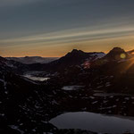Zur Sommersonnenwende auf den Qaqartivakajik, dem Hausberg Tasiilaqs - ein unvergessliches Erlebnis. Um uns und über uns bietet sich ein fantastisches Spiel aus Licht und nie gesehenen Farben.